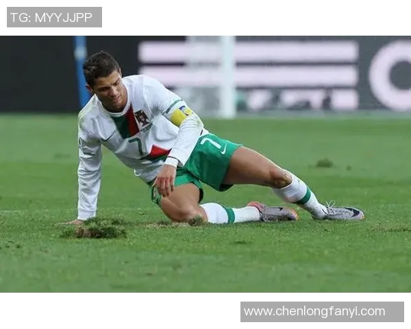 足球明星家庭欢乐时光漫画展现温馨与团结的美好瞬间